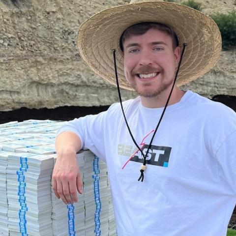 Στα 25 του, ο Jimmy Donaldson, γνωστός και ως MrBeast, είναι ένας από τους content creators με τις περισσότερες προβολές 