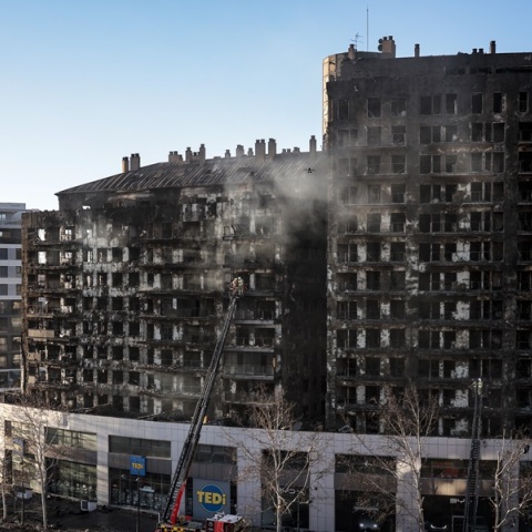 Αυξάνονται οι νεκροί από την πυρκαγιά στη 14ώροφη πολυκατοικία στην Ισπανία