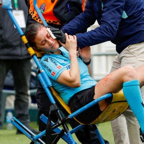 Αιμόφυρτη έφυγε από το γήπεδο γυναίκα διαιτητής μετά από σφοδρή σύγκρουση με κάμερα 