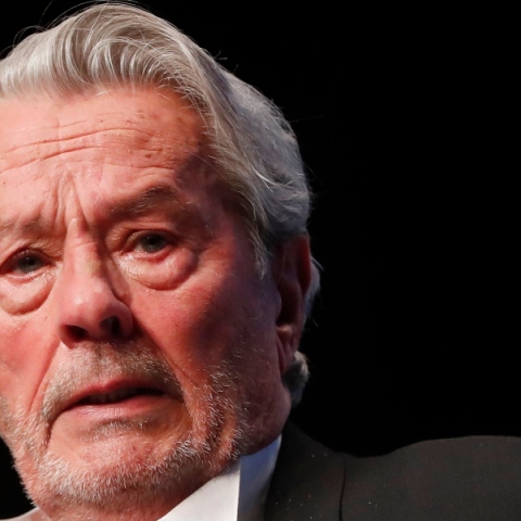 Ο Αλέν «Ράμπο» Ντελόν: Κατασχέθηκαν 72 πυροβόλα όπλα και πάνω από 3.000 φυσίγγια από σπίτι του