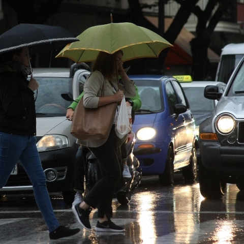 Συννεφιασμένος θα είναι ο καιρός σήμερα Πέμπτη με τοπικές βροχές 