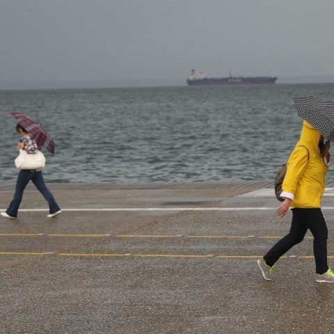 Συννεφιασμένος θα είναι ο καιρός αύριο Πέμπτη με τοπικές βροχές 