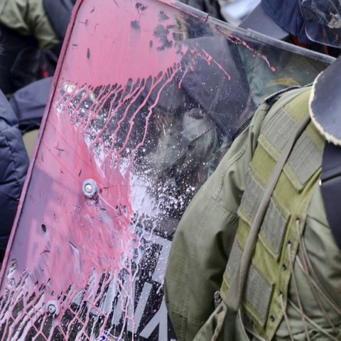 Μπογιές και συνθήματα σε καταστήματα της Θεσσαλονίκης κατά τη διάρκεια της πορείας για τα Τέμπη