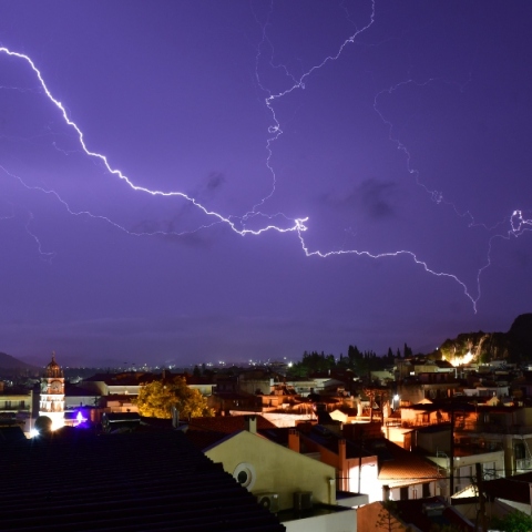 Ισχυρές βροχές και καταιγίδες σήμερα Παρασκευή στο μεγαλύτερο μέρος της χώρας