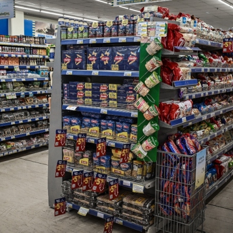 Ποιες μειώσεις θα αρχίσουν να βλέπουν από αύριο οι καταναλωτές στα ράφια των σούπερ μάρκετ	