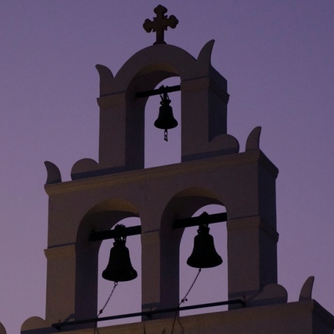 Ιερέας στην Άρτα χτύπησε την πρώην γυναίκα του και αστυνομικούς κατά τη διάρκειας δίκης