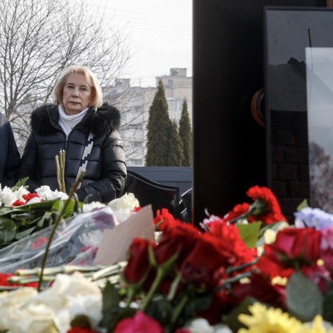 Ναβάλνι: Επισκέφτηκε τον τάφο η μητέρα του