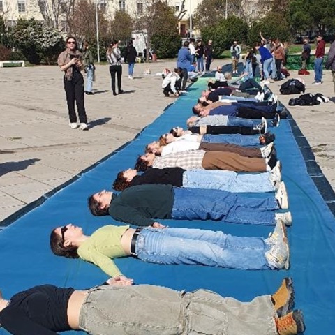 Τέμπη: Ανθρώπινη αλυσίδα αφιερωμένη στα θύματα 