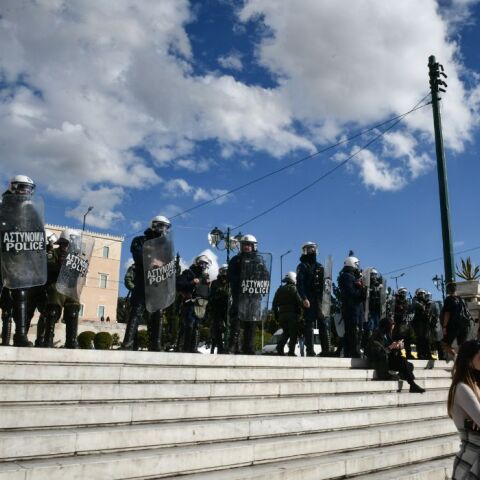 Σύνταγμα: Οπαδοί της Μακάμπι φέρονται να επιτέθηκαν σε αλλοδαπό