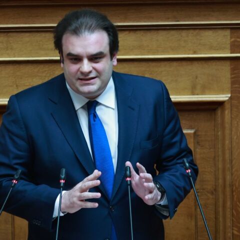 Πιερρακάκης: Άγνωστοι πέταξαν φυλλάδια στο σπίτι του υπουργού Παιδείας