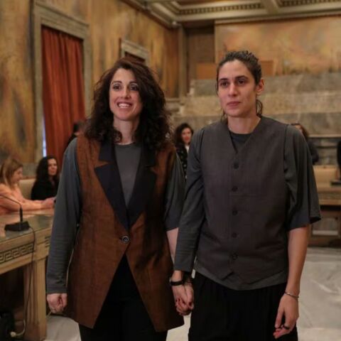 Γάμος ομόφυλων: Η Αλεξία Μπεζίκη παντρεύτηκε την Δανάη Δεληγεώργη