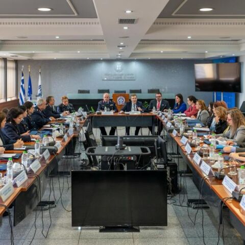 Χρυσοχοΐδης: Συνάντηση με εκπροσώπους ΜΚΟ για την βία κατά των γυναικών