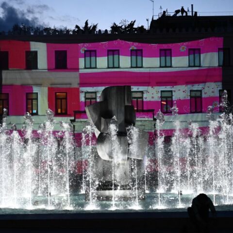 Hμέρα της Γυναίκας: Η Ροζ Σημαία «φώτισε» το Δημαρχείο της Αθήνας