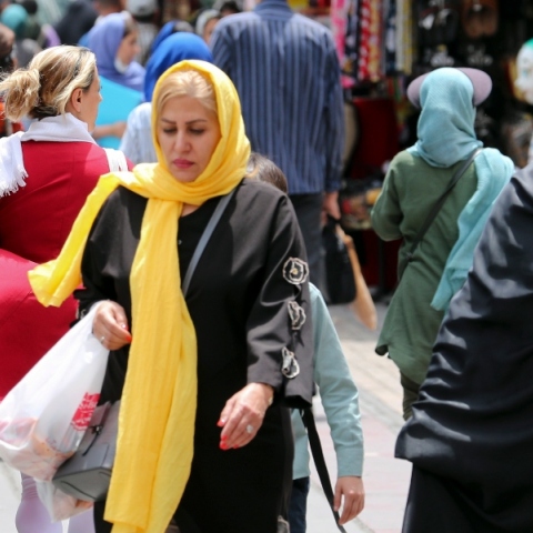 Ιράν: Δύο νεαρές γυναίκες συνελήφθησαν επειδή χόρεψαν σε δημόσιο χώρο (Βίντεο)