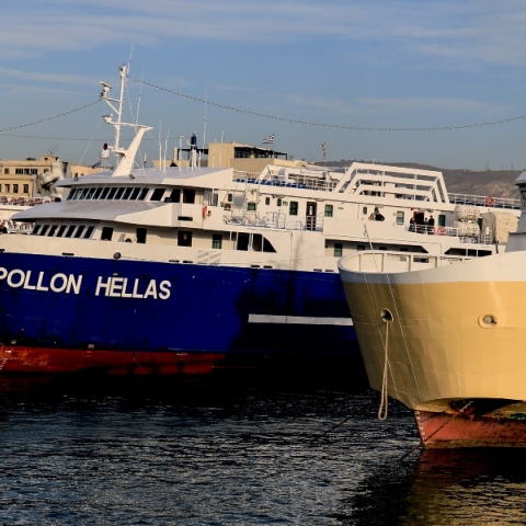 Μηχανική βλάβη στο «Απόλλων Ελλάς» - Επιστρέφει στον Πειραιά 