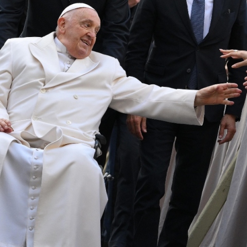 Αντιδράσεις από τις δηλώσεις του Πάπα για παράδοση των Ουκρανών και λευκή σημαία 