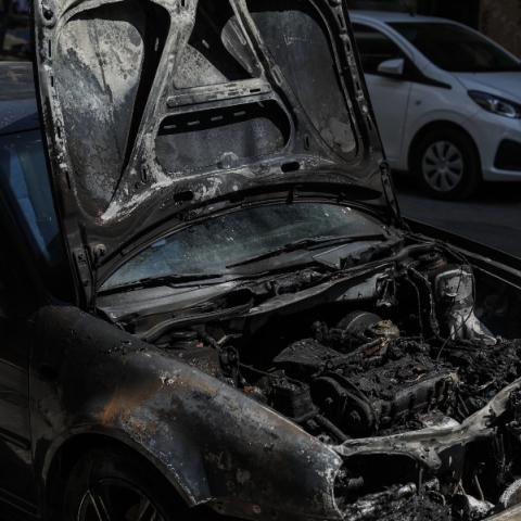 Ζωγράφου: Επεισόδια τα ξημερώματα στην Πολυτεχνειούπολη - Κάηκαν 5 αυτοκίνητα	