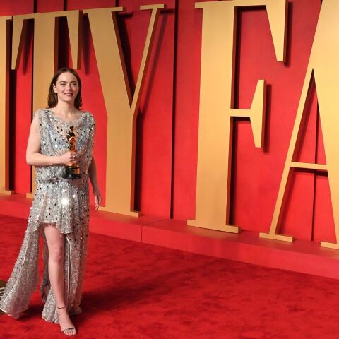 H Έμμα Στόουν με το χρυσό αγαλματάκι στο Vanity Fair Oscars Party