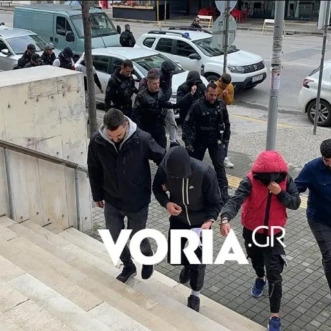 Ελεύθεροι οι συλληφθέντες για την τρανσφοβική επίθεση στην πλατεία Αριστοτέλους - Αναβλήθηκε η δίκη