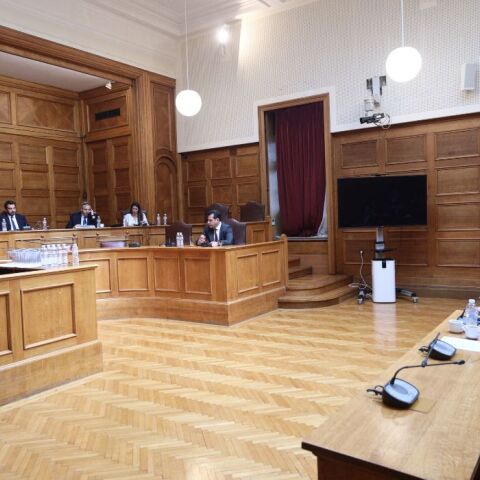 Η Ζωή Κωνσταντοπούλου δεν βγαίνει από την αίθουσα για να συνεδριάσει η εξεταστική