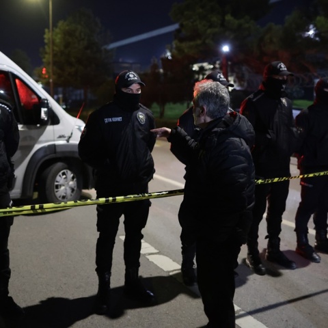 Αστυνομικοί έχουν αποκλείσει το σημείο όπου διαπράχθηκε έγκλημα στην Τουρκία