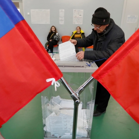 Ρωσία: Εμπρησμοί εκλογικών κέντρων, κυβερνοεπιθέσεις και ρίψη μπογιάς