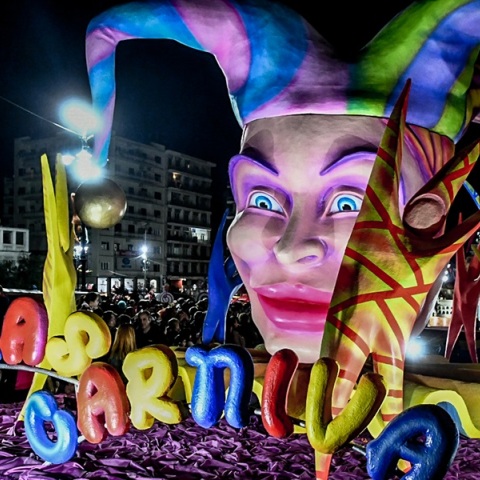 Πατρινό Καρναβάλι: Ξεχύθηκαν στους δρόμους τα άρματα για την πρώτη νυχτερινή παρέλαση