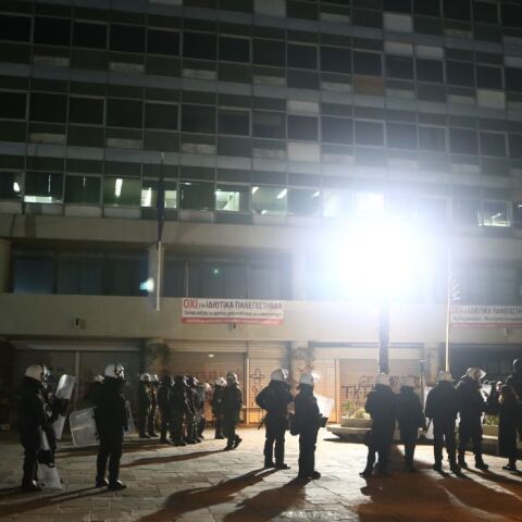 Πάνω από 40 προσαγωγές, κατά την επιχείρηση της Αστυνομίας στη Σχολή Θετικών Επιστημών του ΑΠΘ