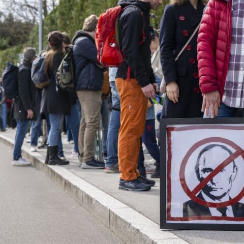 Ρωσία: Οι πολίτες διαμαρτύρονται κάνοντας ουρές στα εκλογικά κέντρα