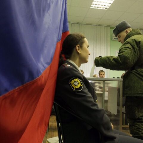 Ρωσία: Στρατιώτης «τσεκάρει» τα παραβάν την ώρα της ψηφοφορίας 