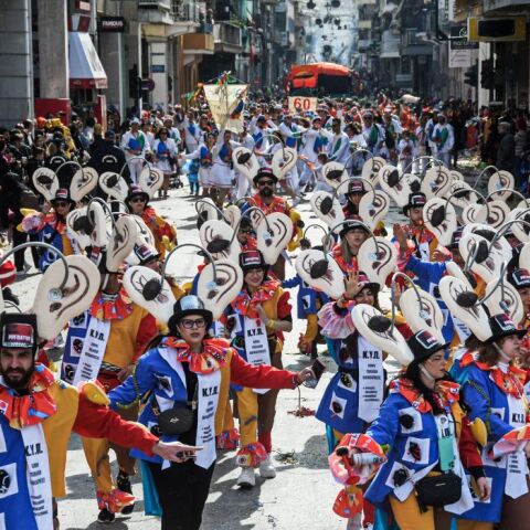 Φαντασμαγορικό θέαμα από 60.000 καρναβαλιστές στην Πάτρα (φωτό και βίντεο)