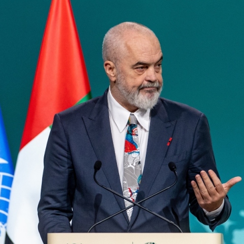 Ο πρωθυπουργός της Αλβανίας Έντι Ράμα αρνήθηκε να απαντήσει σε ερωτήσεις δημοσιογράφου και αντ' αυτού της έσπρωξε το πρόσωπό 