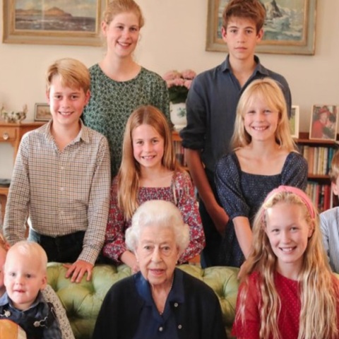 Νέο σκάνδαλο «photogate» στο Παλάτι: Επεξεργασμένη φωτογραφία της Ελισαβέτ με τα δισέγγονά της