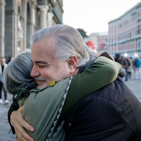 «Μέθοδος της αγκαλιάς»: Πώς δύο άτομα προσέλκυσαν και λήστεψαν ηλικιωμένο