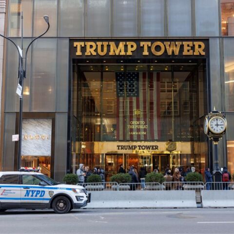 Tραμπ: Σκέψεις να αφήσει τις αρχές να κατασχέσουν τον πύργο του