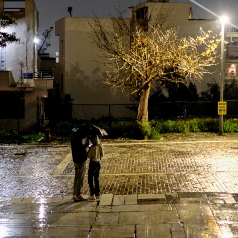 Βροχερός θα είναι ο καιρός σήμερα Παρασκευή με μεμονωμένες καταιγίδες