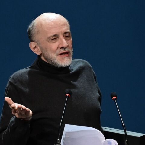 Μάνος Βακούσης: Η αναφορά στην καταγωγή και η δουλειά σε νεκροτομείο