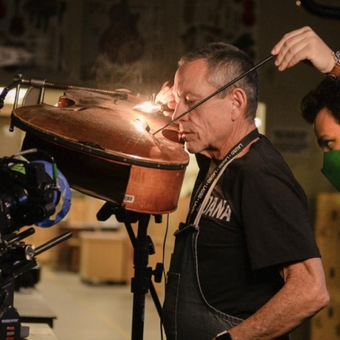 The Last Repair Shop: Πως το Οσκαρικό ντοκιμαντέρ ζωντάνεψε ένα εργαστήριο μουσικών οργάνων στο Λος Άντζελες