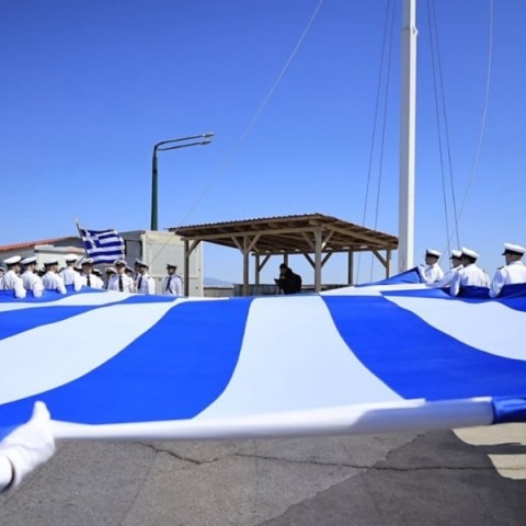 Στον ουρανό της Χίου η τεράστια γαλανόλευκη σημαία για την επέτειο της 25ης Μαρτίου 