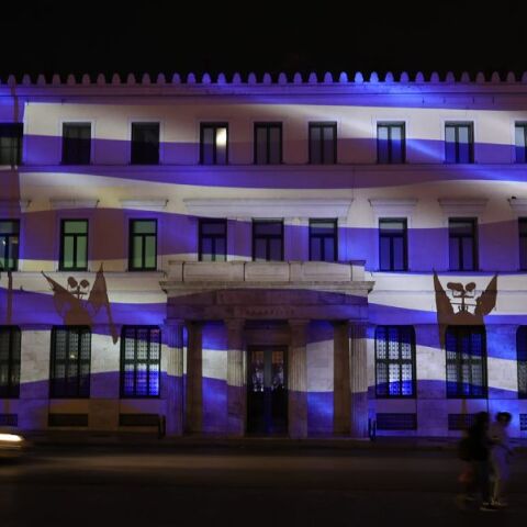 Εντυπωσιακές εικόνες από τη φωταγώγηση του Δημαρχιακού Μεγάρου ενόψει της Εθνικής Επετείου 