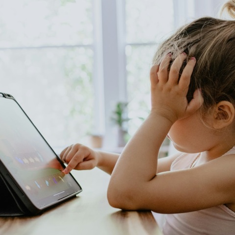 Τα παιδιά «κολλούν» στις οθόνες - Αυξημένος χρόνος και μειωμένη σωματική δραστηριότητα στην προσχολική ηλικία