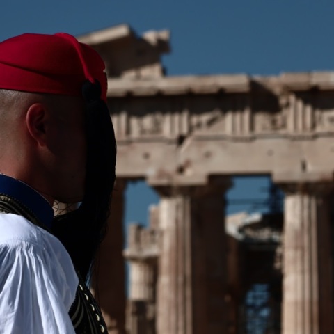 Δέος στον Ιερό Βράχο της Ακρόπολης στην έπαρση της σημαίας για την Εθνική Επέτειο