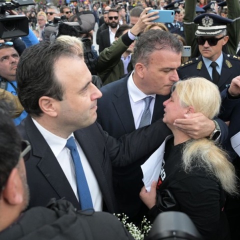 Τέμπη: «Ζητώ δικαιοσύνη για την κόρη μου» - Η μητέρα της Κλαούντια βρέθηκε στην παρέλαση της Λάρισας