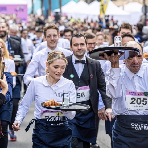 Αναβίωσε ο εμβληματικός αγώνας σερβιτόρων «Course des Cafés» στο Παρίσι