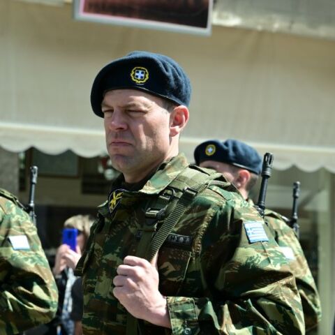 Ο Στέφανος Κασσελάκης παρέλασε με το άγημα στη Θήβα για την 25η  Μαρτίου © ΤΑΤΙΑΝΑ ΜΠΟΛΑΡΗ/EUROKINISSI