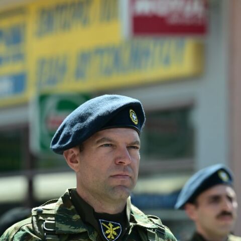 Ο Στέφανος Κασσελάκης παρέλασε με το άγημα στη Θήβα για την 25η  Μαρτίου © ΤΑΤΙΑΝΑ ΜΠΟΛΑΡΗ/EUROKINISSI