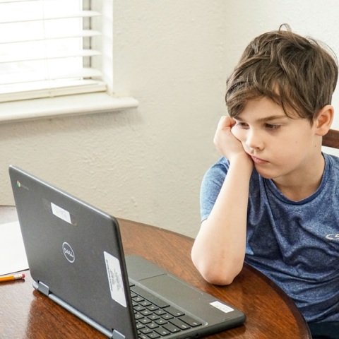 ΠΟΥ: Σχεδόν ένα παιδί στα έξι έχει πέσει θύμα παρενόχλησης μέσω διαδικτύου