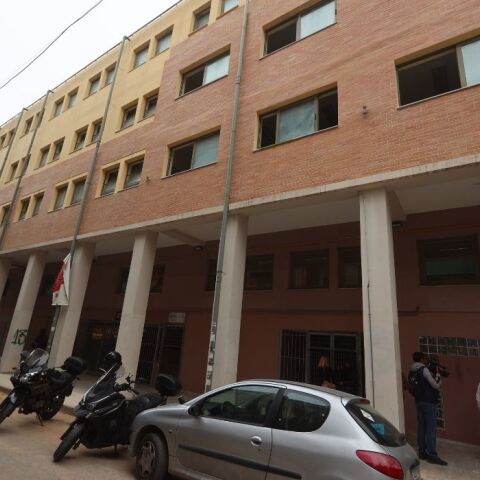  19ΧΡΟΝΟΣ ΕΙΣΕΒΑΛΕ ΜΕ ΜΑΧΑΙΡΙ ΚΑΙ ΣΦΥΡΙ ΣΤΟ 41ο ΓΥΜΝΑΣΙΟ ΤΗΣ ΚΥΨΕΛΗΣ ΚΑΙ ΤΡΑΥΜΑΤΙΣΕ ΤΟΝ ΔΙΕΥΘΥΝΤΗ ΚΑΙ ΜΑΘΗΤΗ