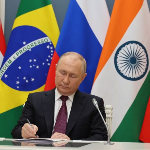 Ο Πούτιν εμβαθύνει τις σχέσεις με τους δικτάτορες Κεντρικής και Δυτικής Αφρικής