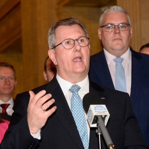 Παραιτήθηκε ο αρχηγός των Δημοκρατικών της Β. Ιρλανδίας για σεξουαλικά αδικήματα